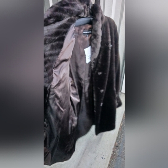 Beautiful Brown faux fur coat - Picture 12 of 12